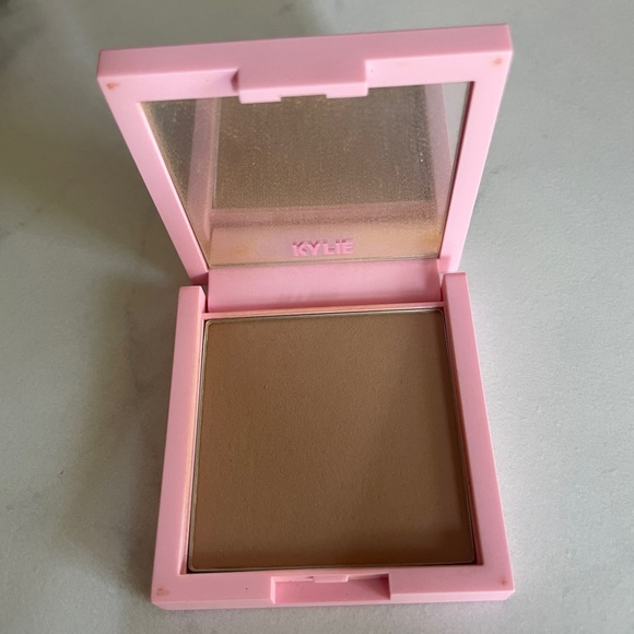 Pressed Bronzing Powder - Picture 3 of 3